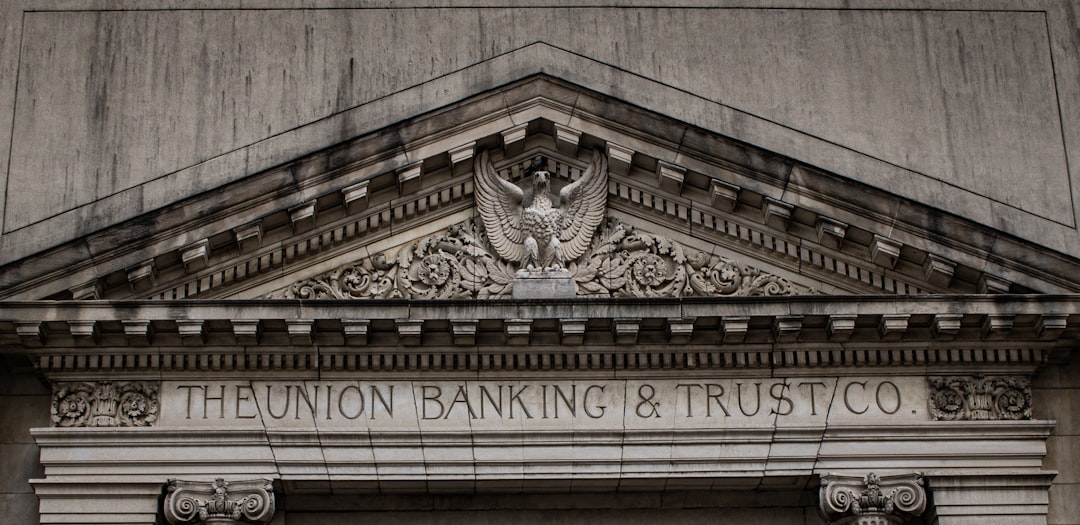 découvrez nos services de banque privée personnalisés, conçus pour gérer et optimiser votre patrimoine avec discrétion et expertise.