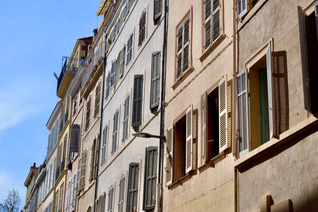 découvrez les quartiers à éviter à marseille pour assurer votre sécurité lors de votre visite. conseils et informations sur les zones à risques dans la ville.