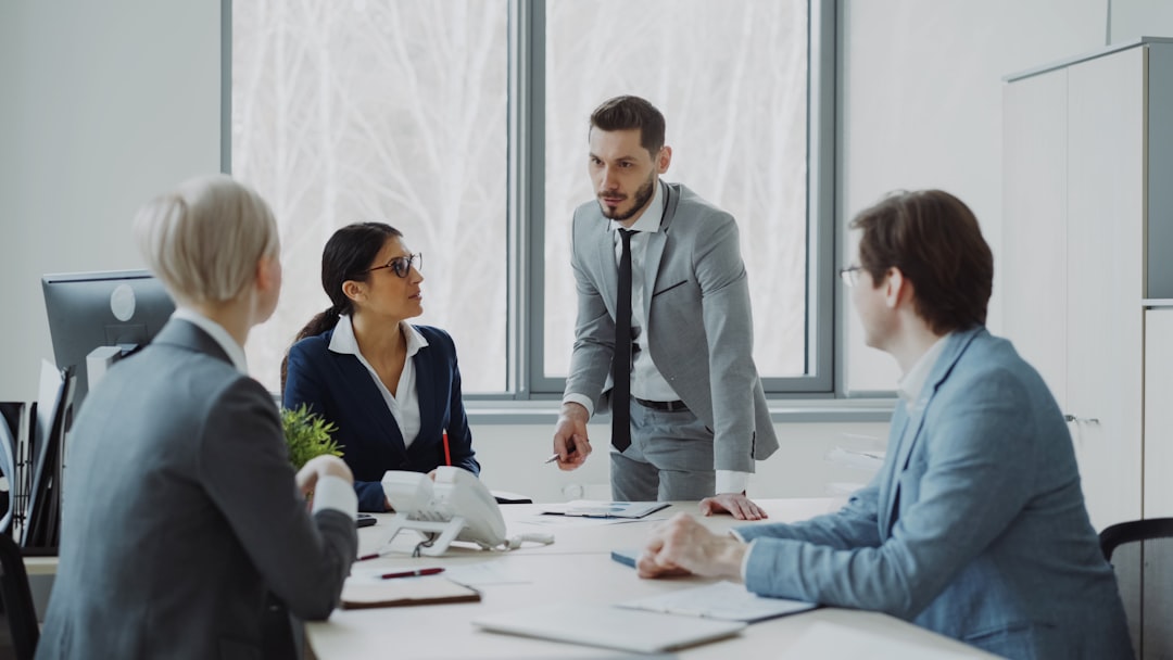 découvrez les meilleures pratiques et stratégies pour optimiser la communication interne au sein de votre entreprise, renforcer la cohésion d'équipe et améliorer la productivité.