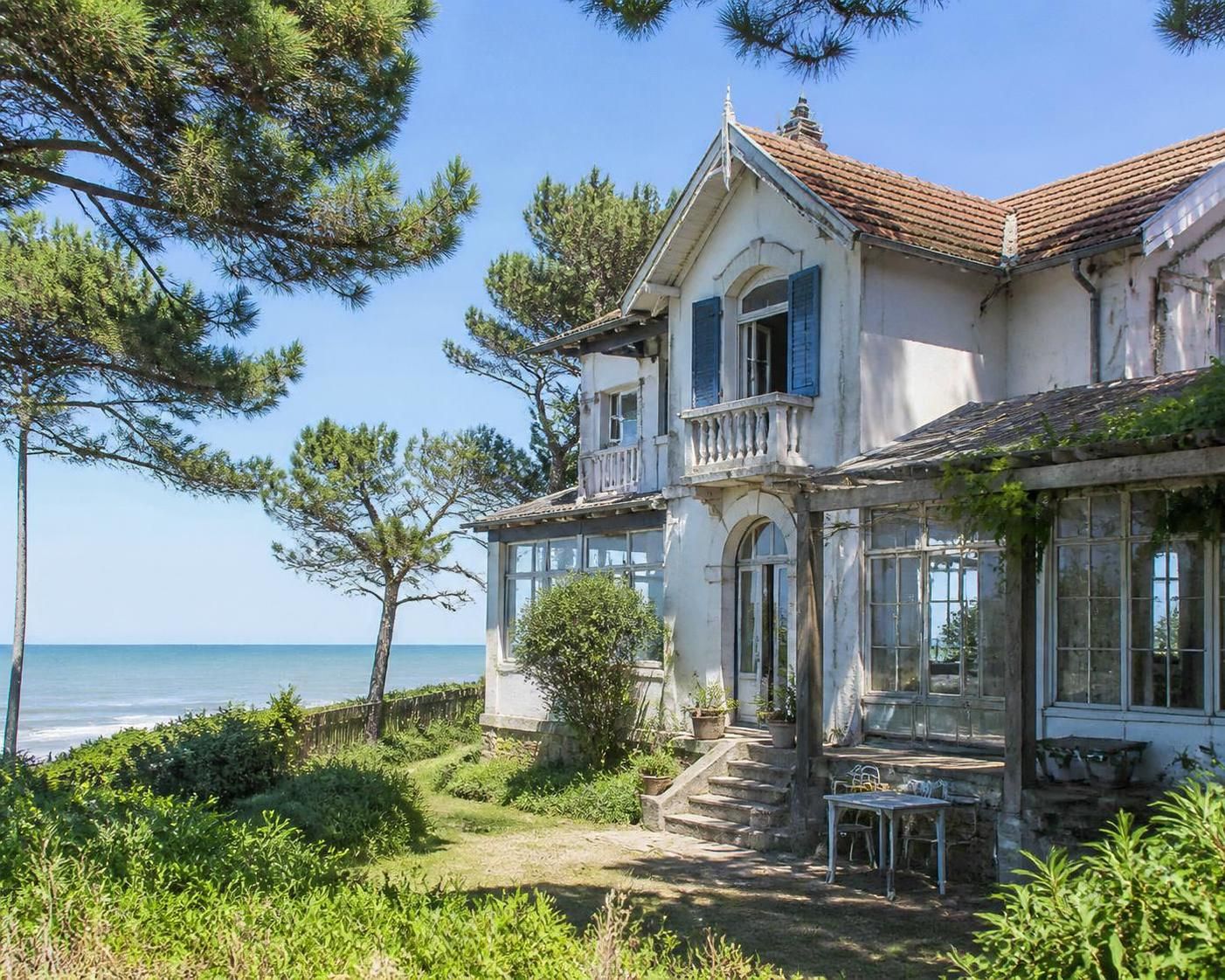 découvrez cette maison à rénover à ronce-les-bains, une opportunité unique d'investissement patrimonial alliant charme et potentiel de valorisation.