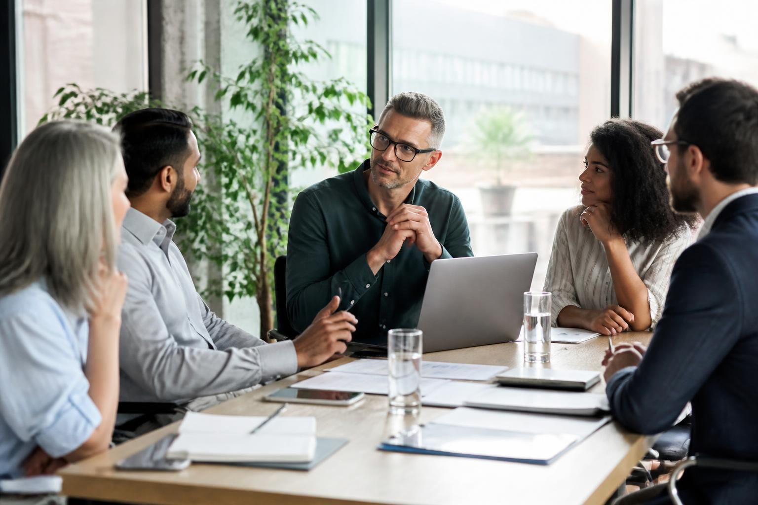 découvrez la définition de l'intelligence émotionnelle et apprenez comment elle influence les relations et la performance en entreprise pour mieux gérer les impacts au travail.