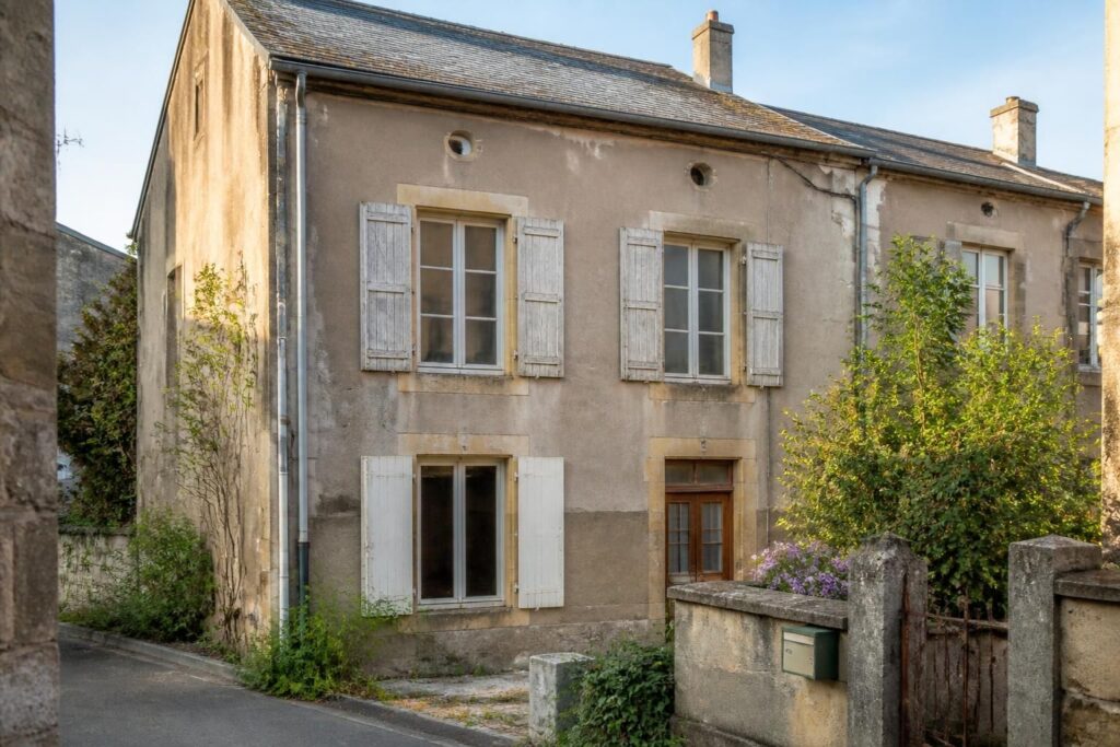 découvrez cette maison à rénover à longwy, une opportunité unique d'investissement immobilier offrant un fort potentiel de valorisation. ne laissez pas passer cette chance exceptionnelle !