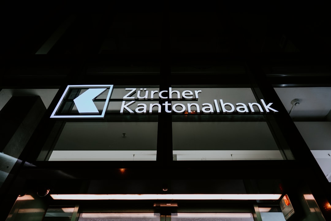 découvrez le concept de bank switching, une technique utilisée en informatique pour étendre la mémoire accessible en changeant dynamiquement de banque mémoire, améliorant ainsi la performance et la gestion des données.