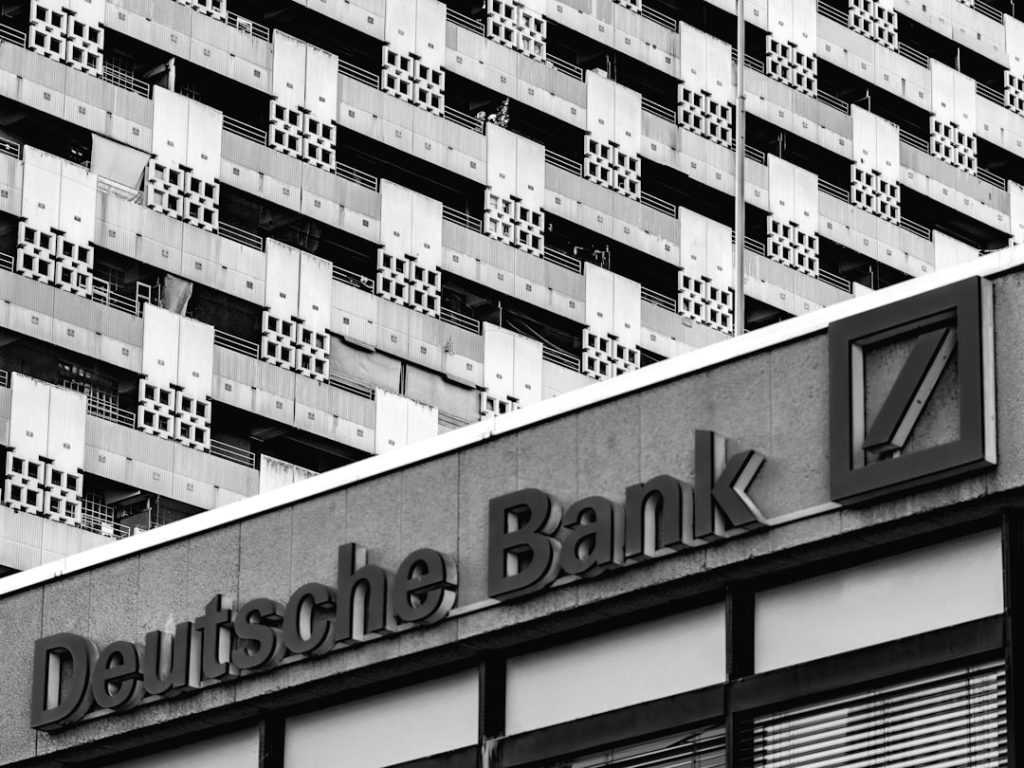 découvrez le concept de bank switching, une technique informatique permettant de gérer efficacement la mémoire en alternant entre plusieurs banques de mémoire pour optimiser les performances des systèmes embarqués.