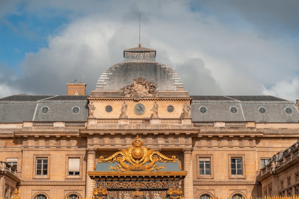 découvrez le tribunal judiciaire de paris, la principale juridiction de première instance pour les affaires civiles et pénales dans la capitale française.