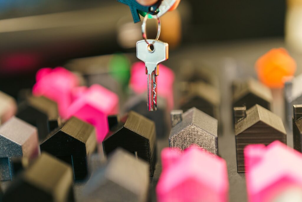 découvrez le processus d'enchères immobilières : étapes clés, conseils pratiques et comment réussir votre achat ou vente aux enchères.