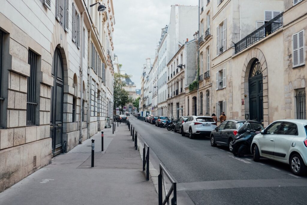 découvrez les quartiers à éviter à paris pour assurer votre sécurité lors de votre visite. conseils et informations pratiques sur les zones sensibles de la capitale française.