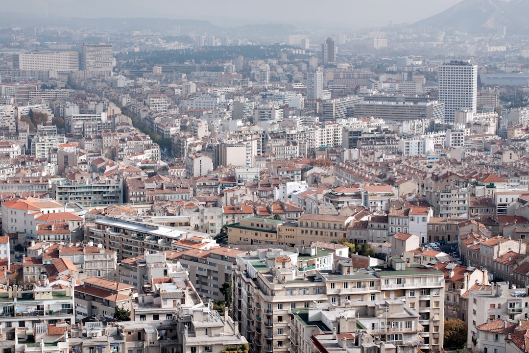 découvrez les quartiers réputés comme les plus dangereux à marseille, avec des conseils pour éviter les zones à risque et assurer votre sécurité lors de votre visite.