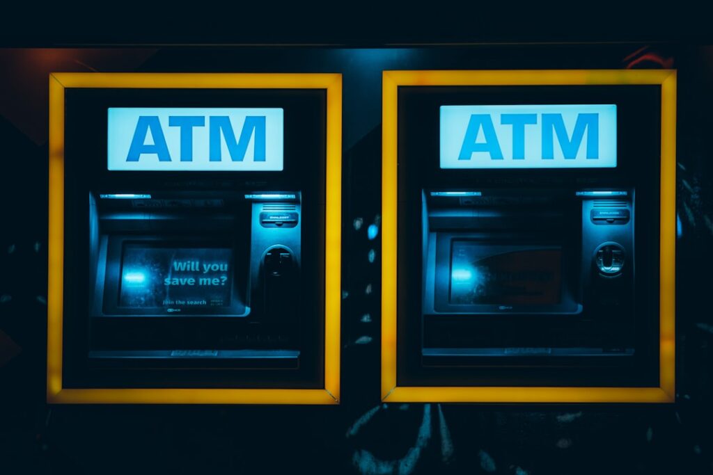 découvrez l'impact des cyberattaques sur les banques, leurs conséquences financières et les mesures de sécurité indispensables pour protéger les institutions financières.