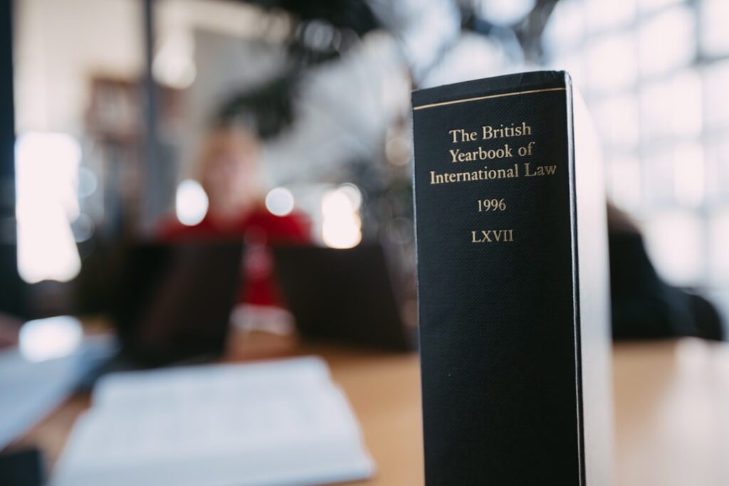 découvrez les principes fondamentaux du droit des successions, comprenant la transmission du patrimoine, les règles légales et les droits des héritiers en france.
