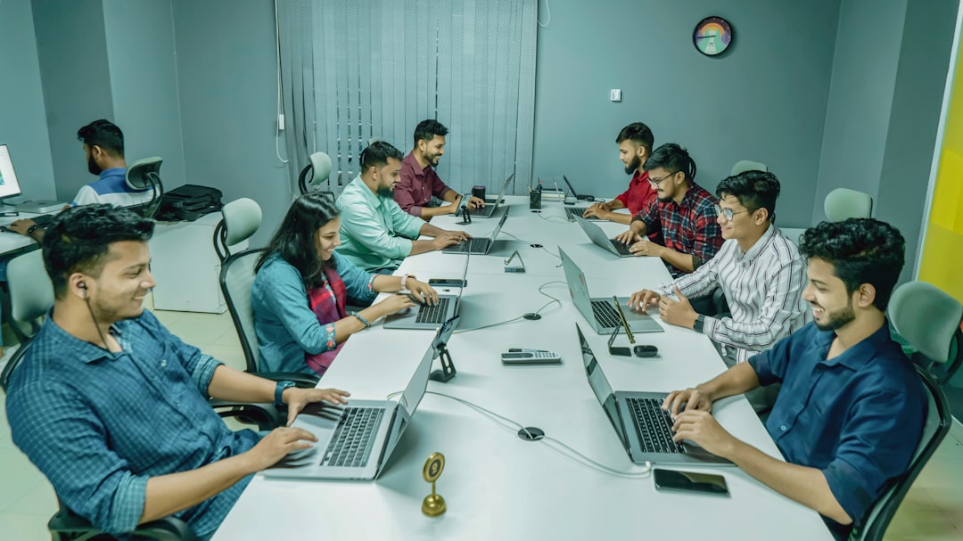 découvrez comment un intranet favorise la collaboration efficace au sein de votre entreprise en centralisant les échanges, les documents et les outils de travail.