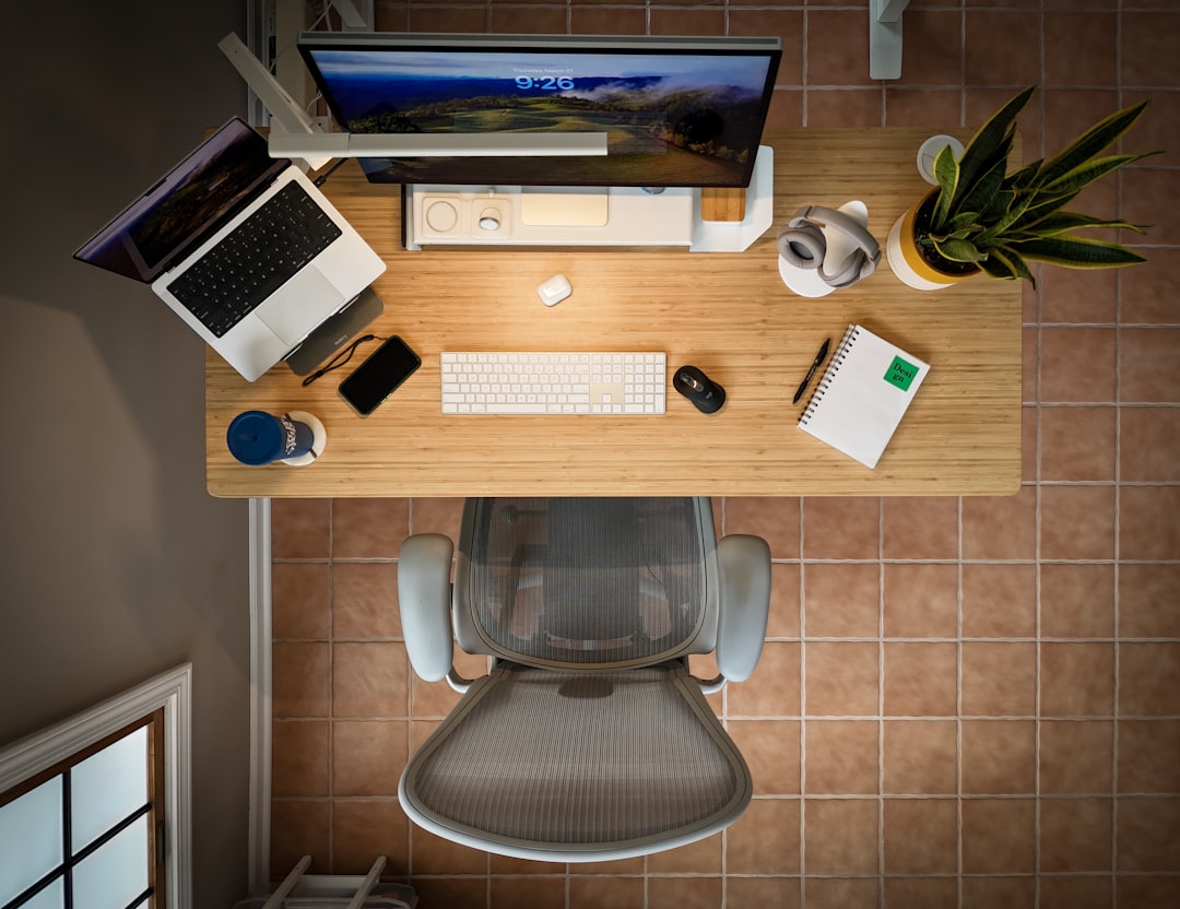optimisez l'organisation de votre bureau avec des astuces et solutions pratiques pour un espace de travail ordonné et performant.