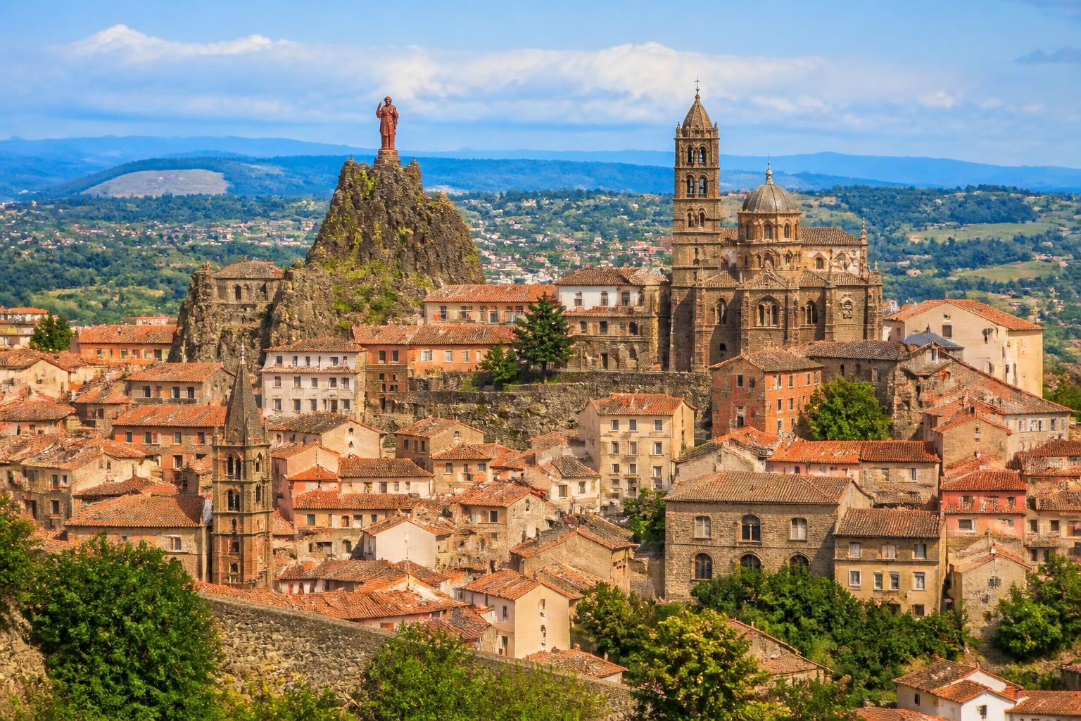 découvrez les opportunités d'investissement immobilier à louer au puy en velay, une ville historique riche en patrimoine et en potentiel locatif.