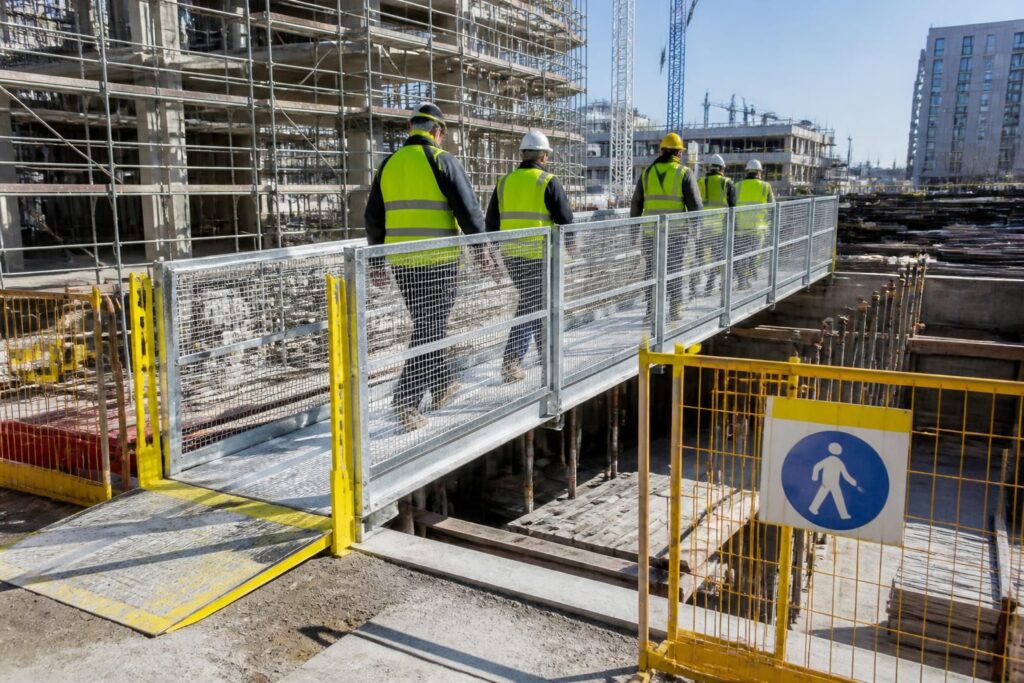 découvrez les normes essentielles qui garantissent la sécurité des passerelles de chantier et assurez un environnement de travail sécurisé pour tous les professionnels.