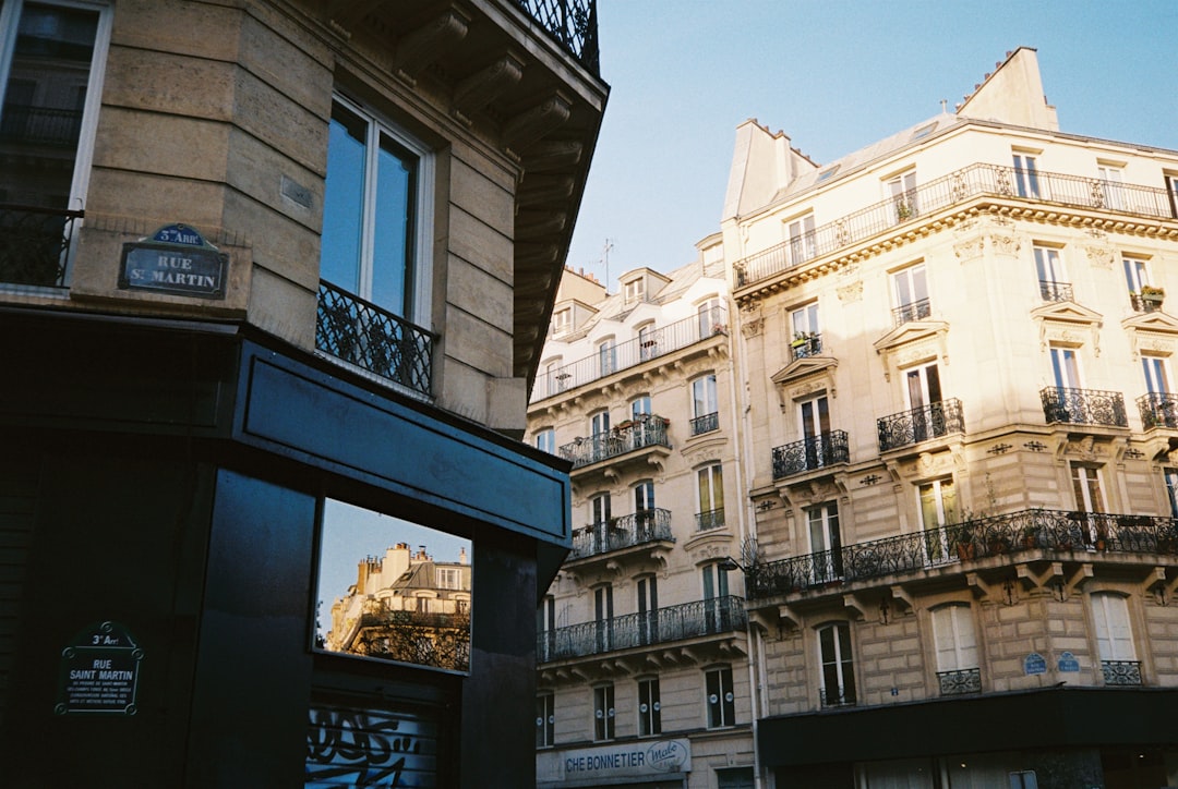 découvrez le guide ultime des bars à paris : adresses incontournables, ambiances variées et conseils pour profiter pleinement de la vie nocturne parisienne.