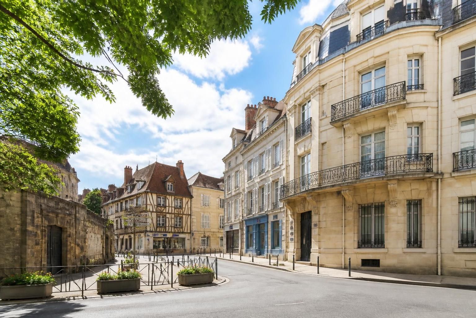 découvrez quels quartiers de moulins privilégier pour un investissement immobilier sûr et rentable. analyse des atouts et conseils pour bien choisir votre appartement.